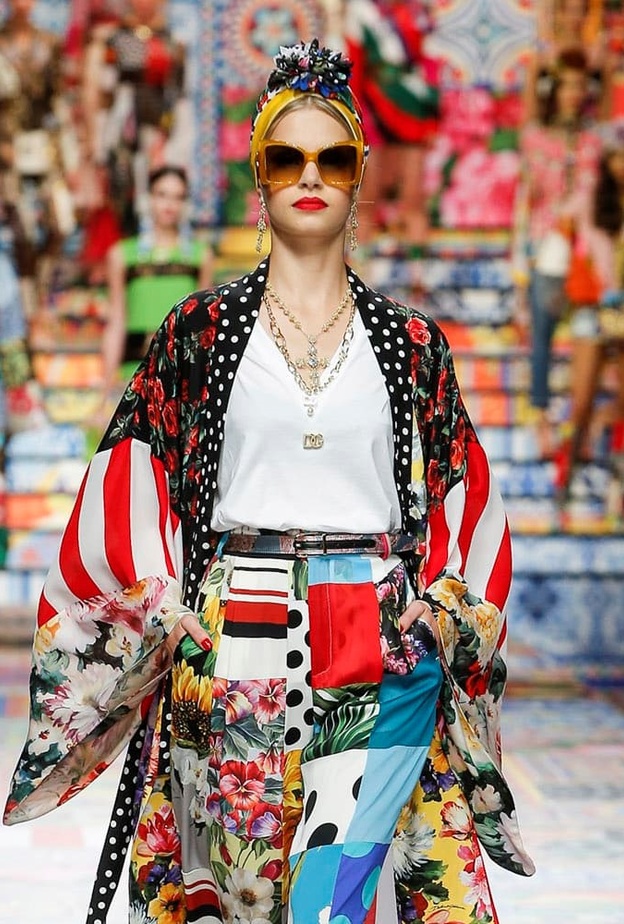 نسقي بين قطعتين من ألوان النيون المتضاربة كهذه الإطلالة من Balmain