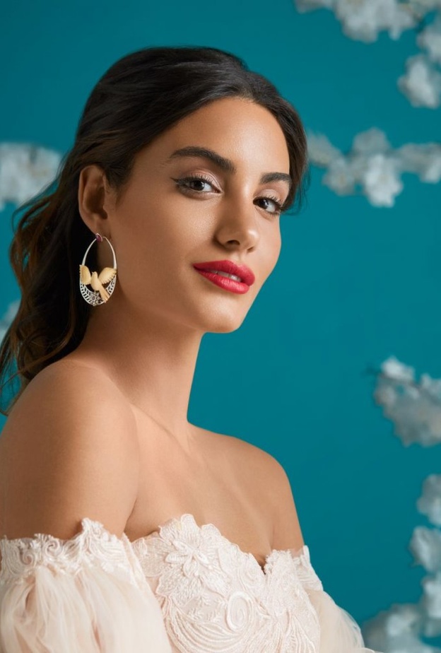 عبير الربيع مع مجموعة _النسيم_ لعزة فهمي