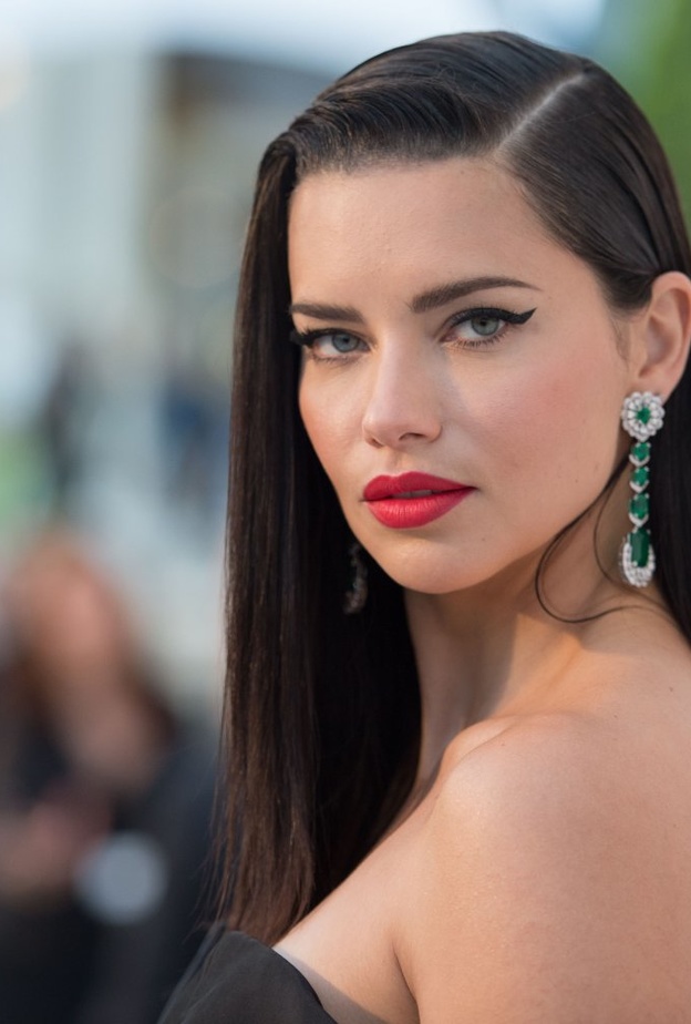  مكياج كلاسيكي مع تسريحة شعر عصرية