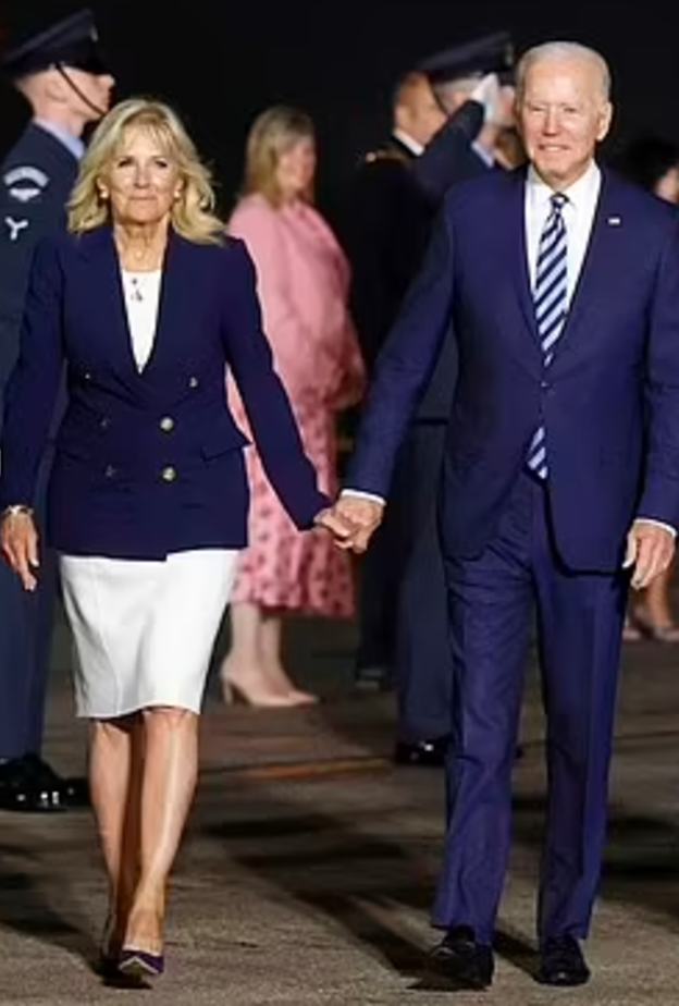 صور وتفاصيل إطلالة جيل بايدن في أول جولة خارجية لها كزوجة رئيس
