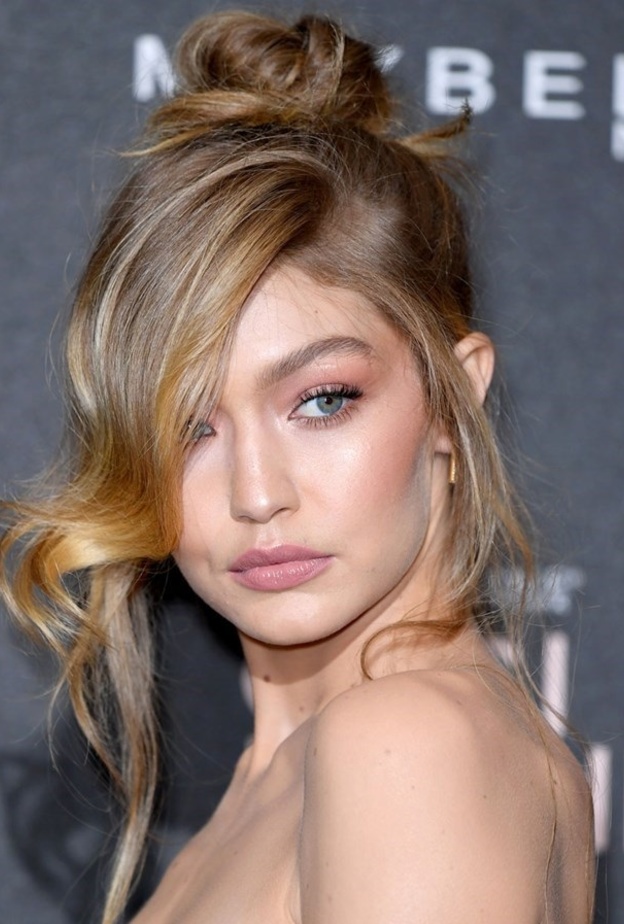تسريحات شعر الكعكة مع الغرة الكثيفة والجانبية من Gigi Hadid 2021