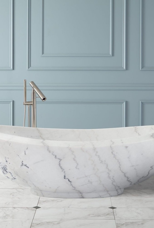 أناقة الأبيض في تصميم أحواض الاستحمام