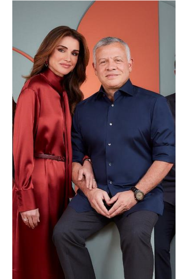 أطلت الملكة بالفستان الحريريّ باللون الأحمر الداكن فيما أطلت الملك بالقميص الكحلي والبنطلون الرمادي