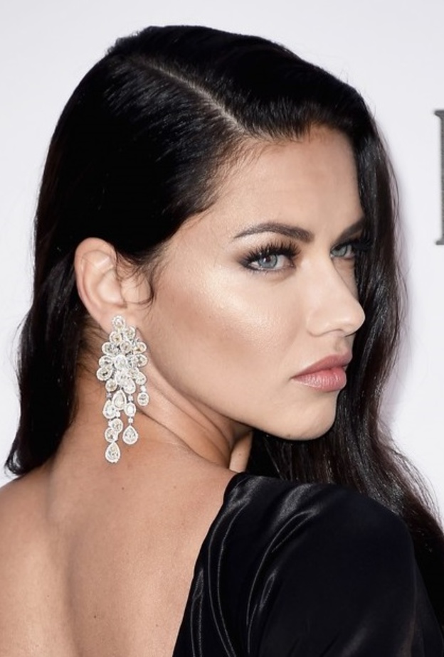 أدريانا ليما بأقراط شوبارد المتدلية