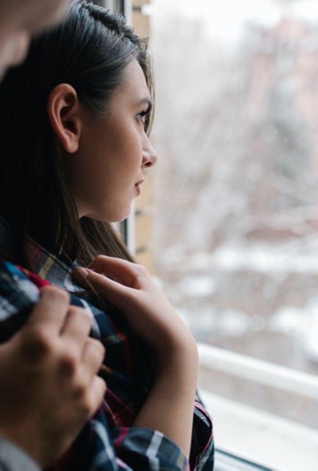 أبراج لا تظهر عواطفها لشريكها بشكل علني