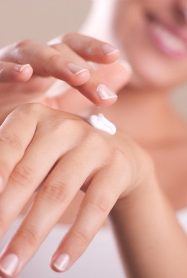  تقشير اليدين يساعد على التخلص من البقع الداكنة