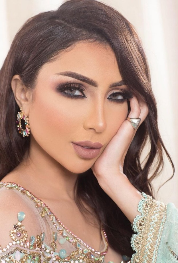 دنيا بطمة بإطلالة سابقة