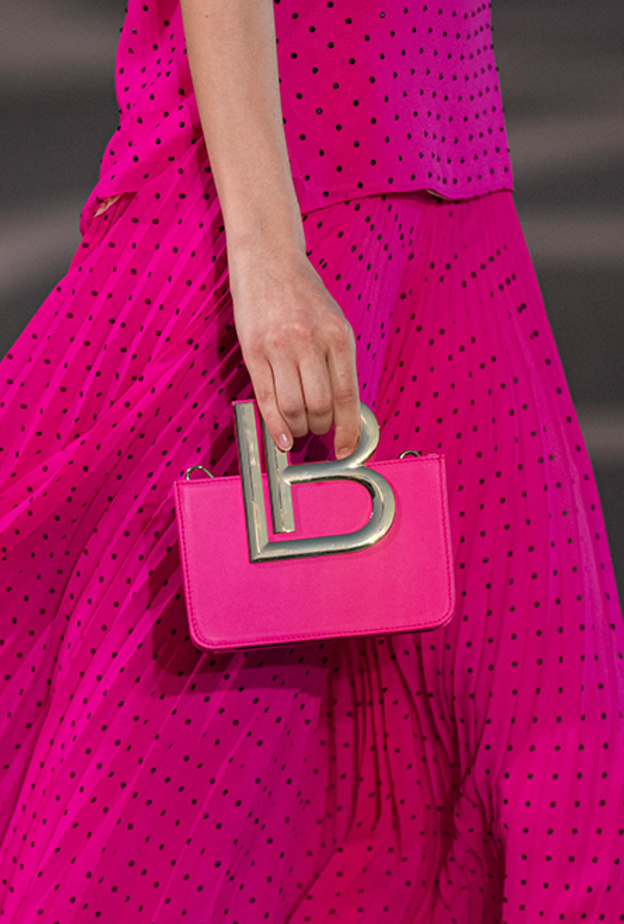 موديلات حقائب يد مربعة باللون الفوشيا من دار Laura Biagiotti