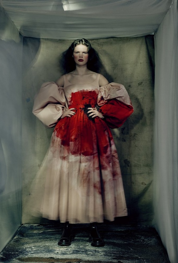 فستان من الفاي بوليستر باللون الذهبي الوردي مع أكمام منفوخة ومزيّن بطبعة أزهار شقائق النعمان