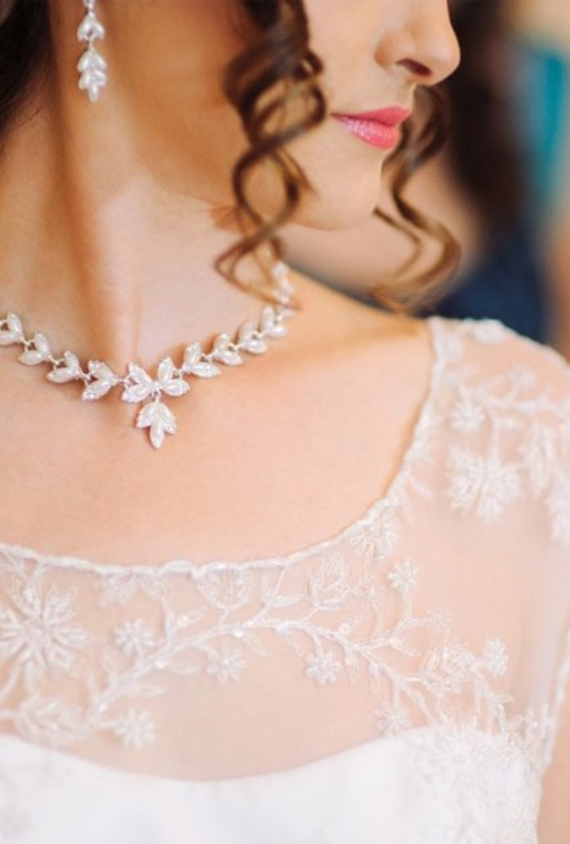 تجنبي التزين بالكثير من قطع الاكسسوار والمجوهرات في زفافك حتى لا تجذب الأنظار بعيدا عن فستان زفافك