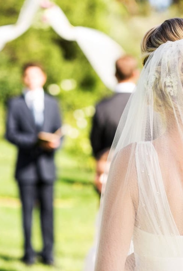  عريس يتنمر على شقيق عروسه بسبب قامته القصيرة