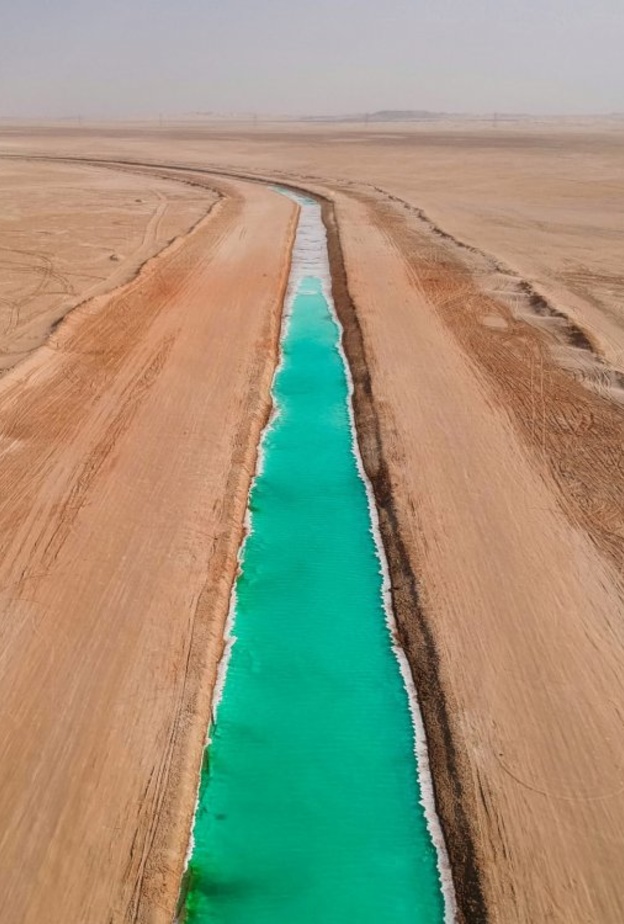  بحيرة الملح في الوثبة بأبوظبي