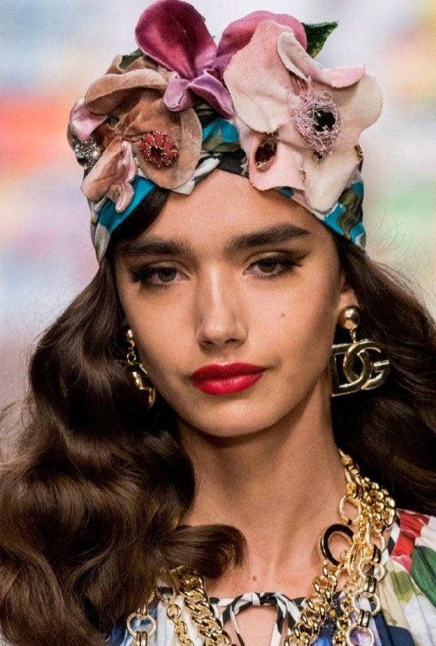 تسريحات شعر يومية ويفي للشعر المتوسط من Dolce & Gabbana