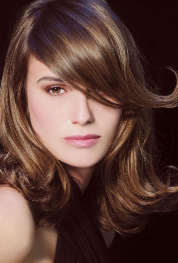 قصة شعر طويل مدرج مع الغرة المدرجة