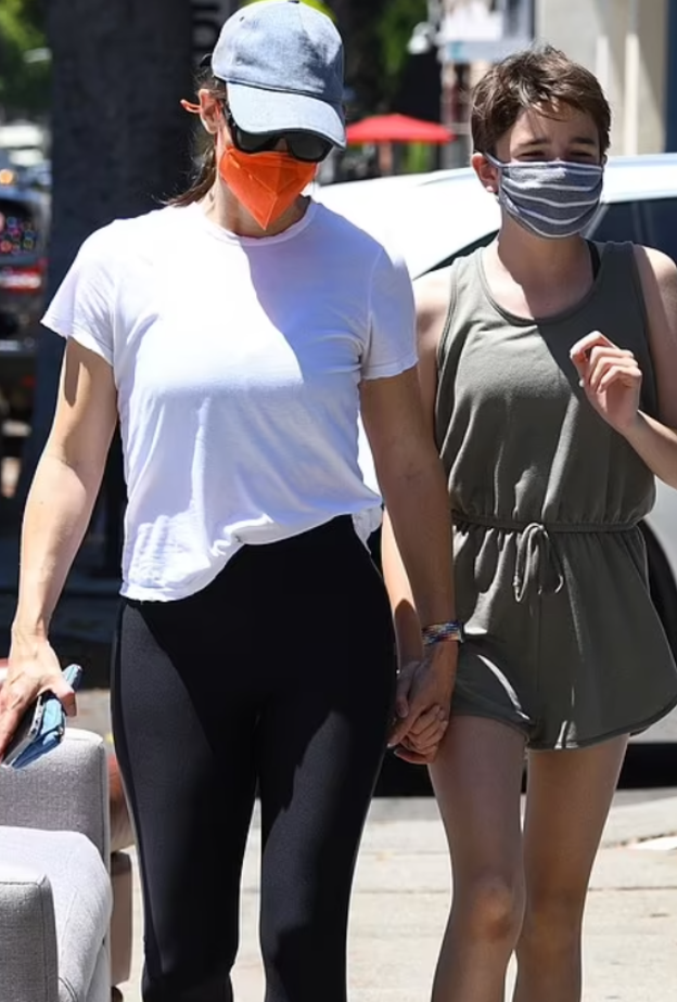 جينيفر جارنر تحتفل بدخول ابنتها من بن أفليك للمدرسة الإعدادية