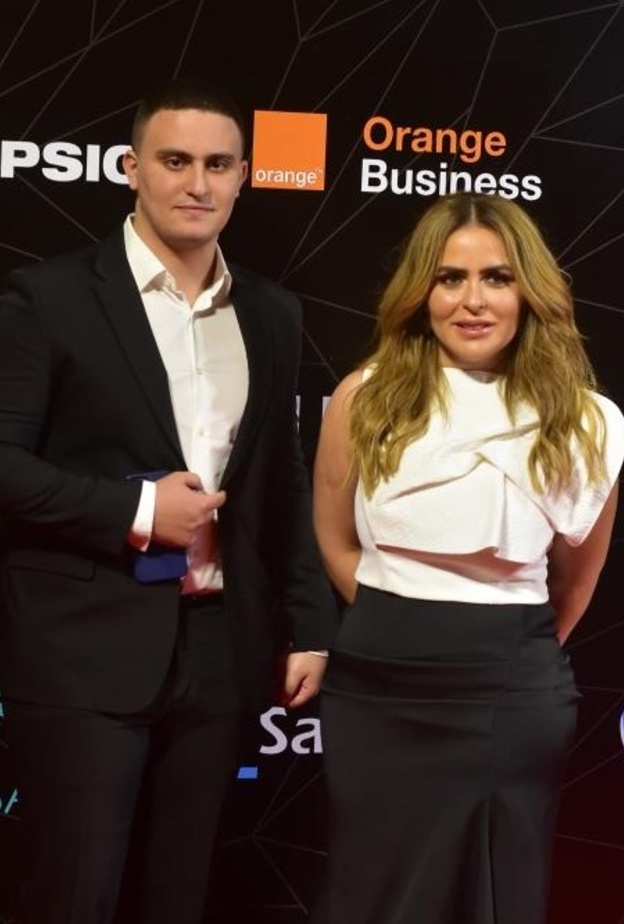 زوجة أحمد السقا ونجله يلفتان الأنظار 
