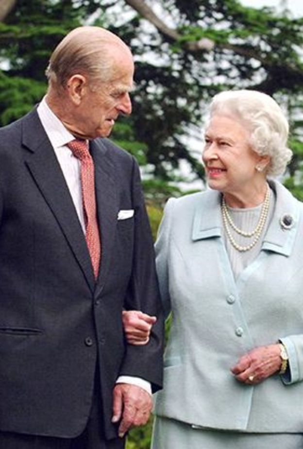 هكذا كرمت الملكة المساعدين الأقرب لزوجها الراحل الأمير فيليب