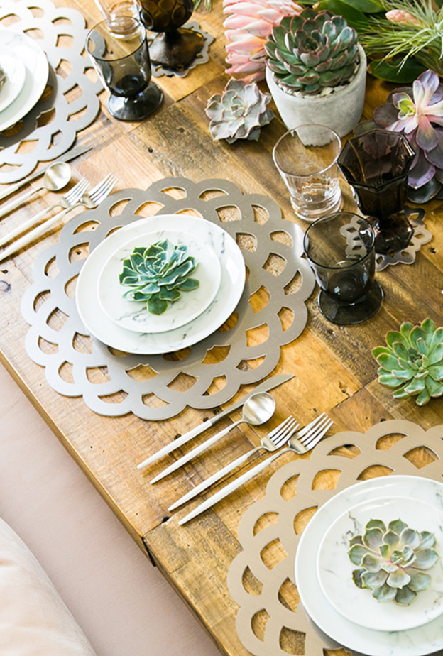 طاولات حفل الزفاف المزينة بقطع ديكور مركزية أنيقة مصنوعة من الزهور