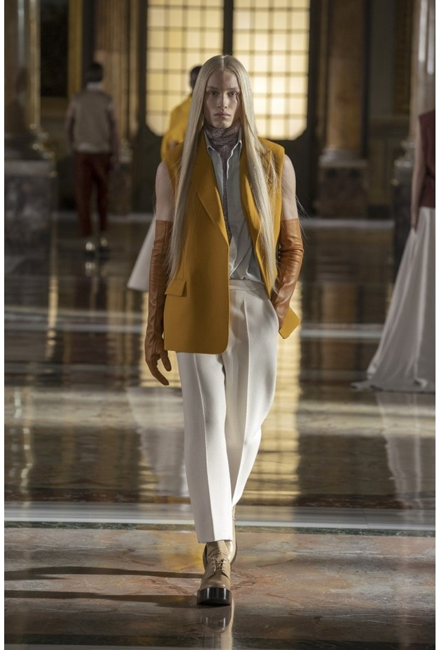 أحدث أفكار وطرق تنسيق الجينز الملون موضة صيف 2021