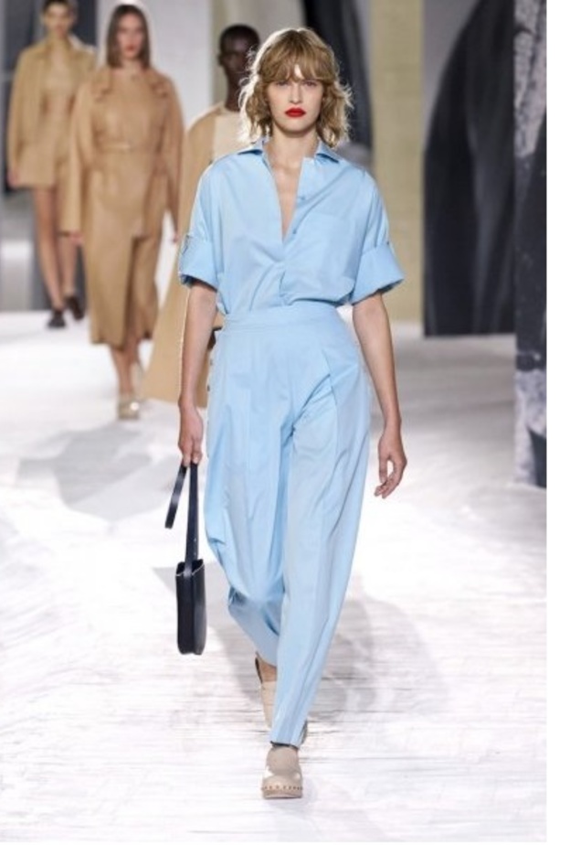 فستان شبابي بسيط بطول الركبة باللون الأزرق الفاتح من Alberta Ferretti 