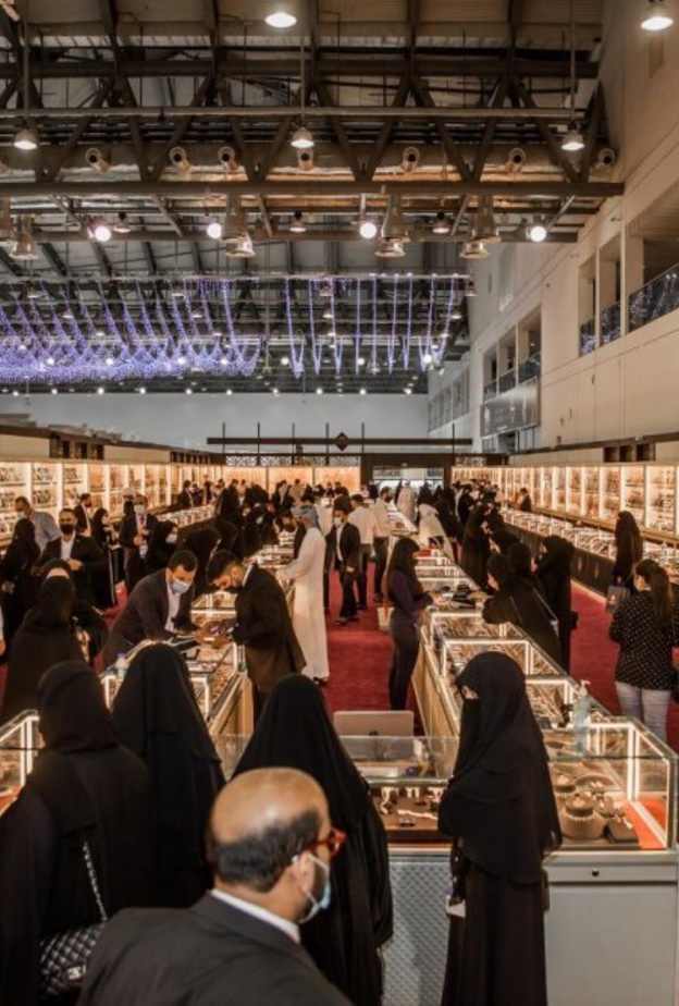 العديد من المجوهرات والمعروضات القيمة في جواهر الإمارات