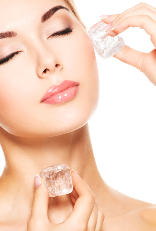 استخدامات جمالية للثلج في الصيف على البشرة