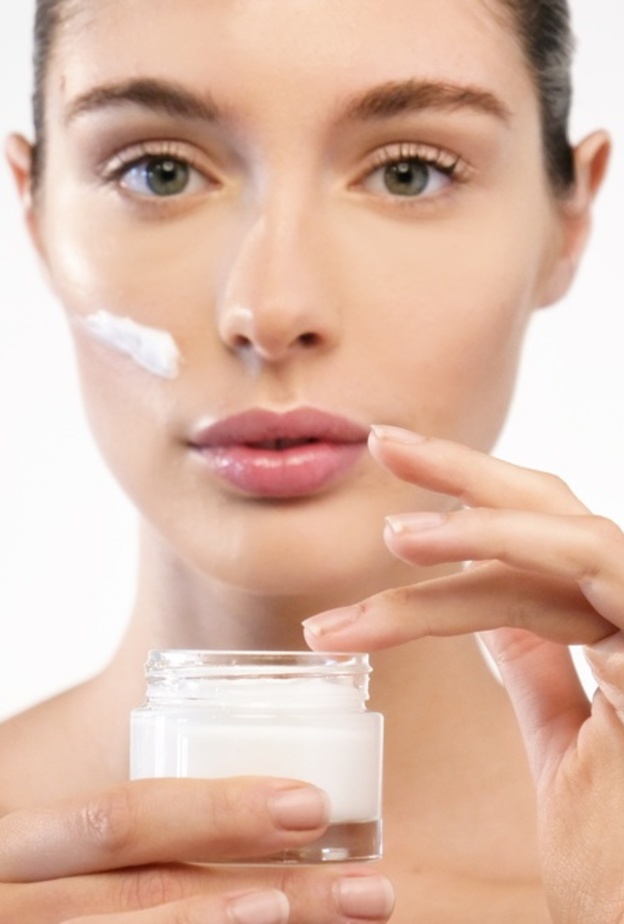 الترتيب الصحيح لإستخدام الكريمات النهارية للبشرة
