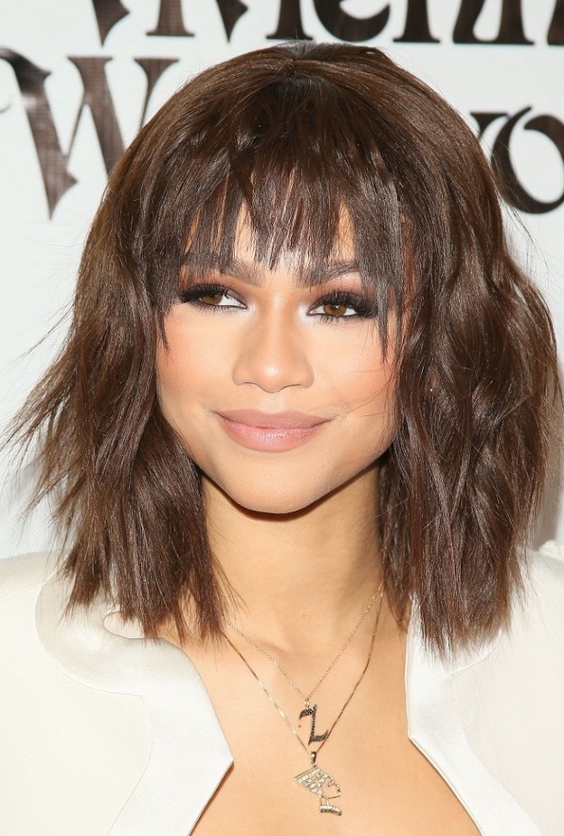 قصات وتسريحات شعر جذابة تناسب الوجه الطويل بأسلوب النجمات العالميات 2021