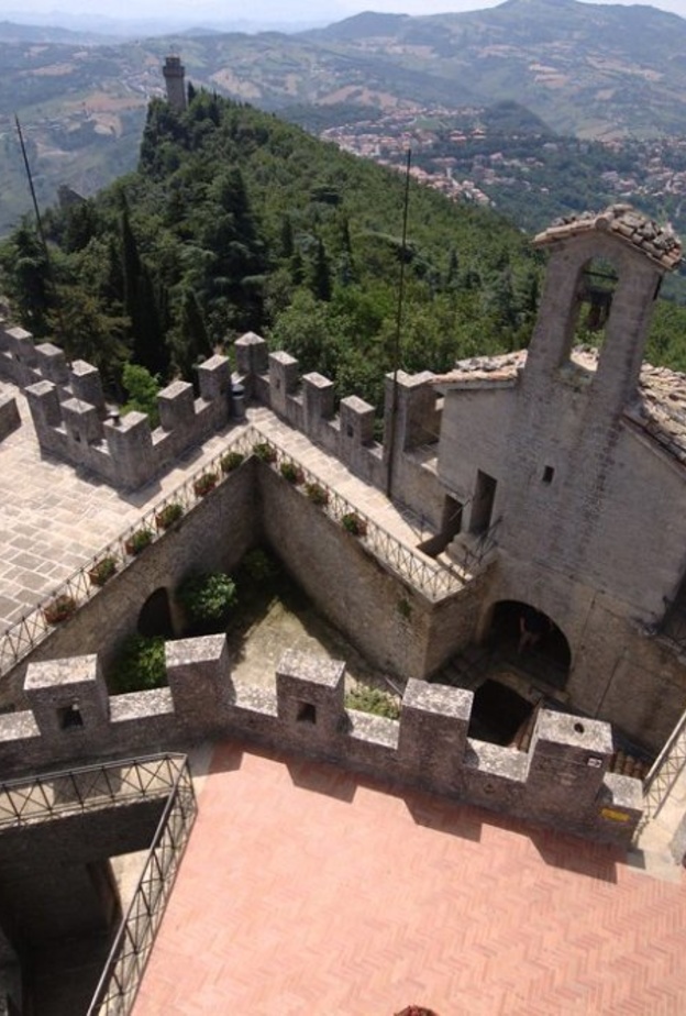 سان مارينو متألقة بسحر العصور الوسطى بواسطة gromgull