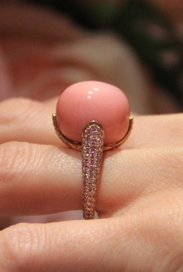 لؤلؤة الكونش الوردية الباروكية في وسط خاتم ديفيد موريس David Morris