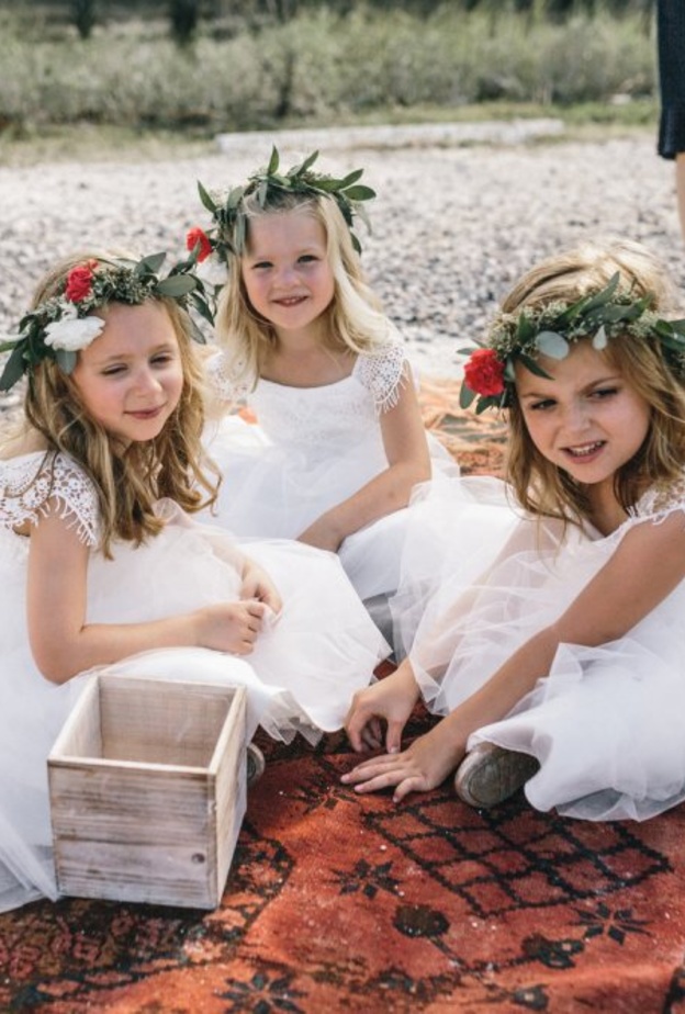 تحدثي مع ضيوف حفل الزفاف الآخرين الذين لديهم أطفال صغار عن خططكم للعناية بأطفالكم