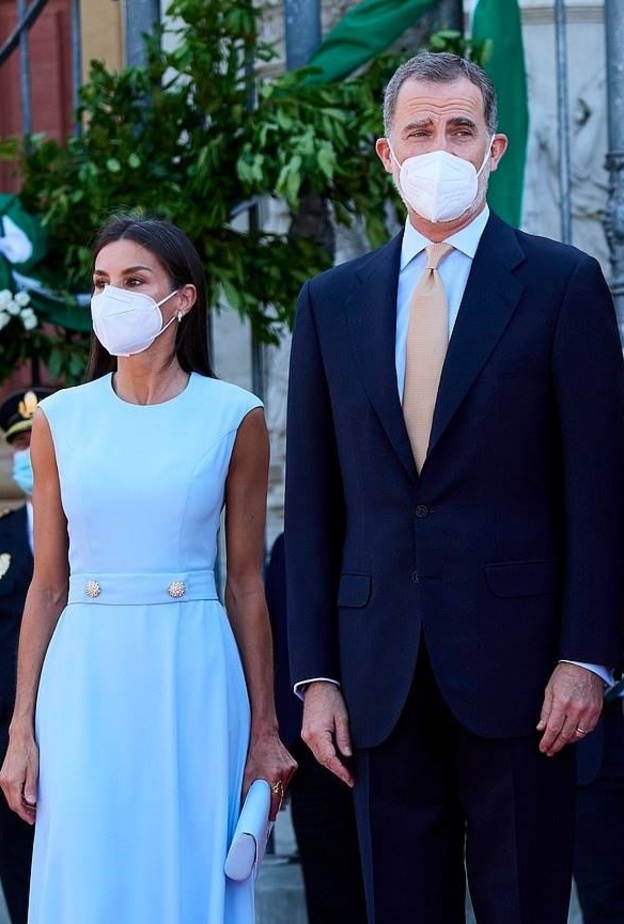 احدث اطلالات ليتيزيا ملكة اسبانيا باللون الازرق الفاتح متجددة وصيفية