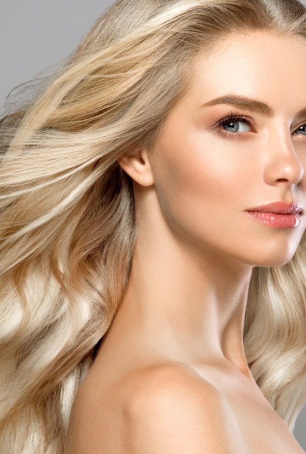 فوائد الشامبو البنفسجي للشعر الأشقر المصبوغ وطريقة استخدامه