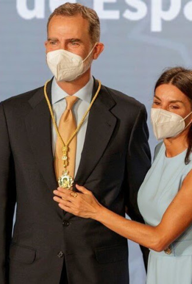 الملك فيليب يتسلم وسام الشرف الأندلسي الأول في قصر سان تيلمو