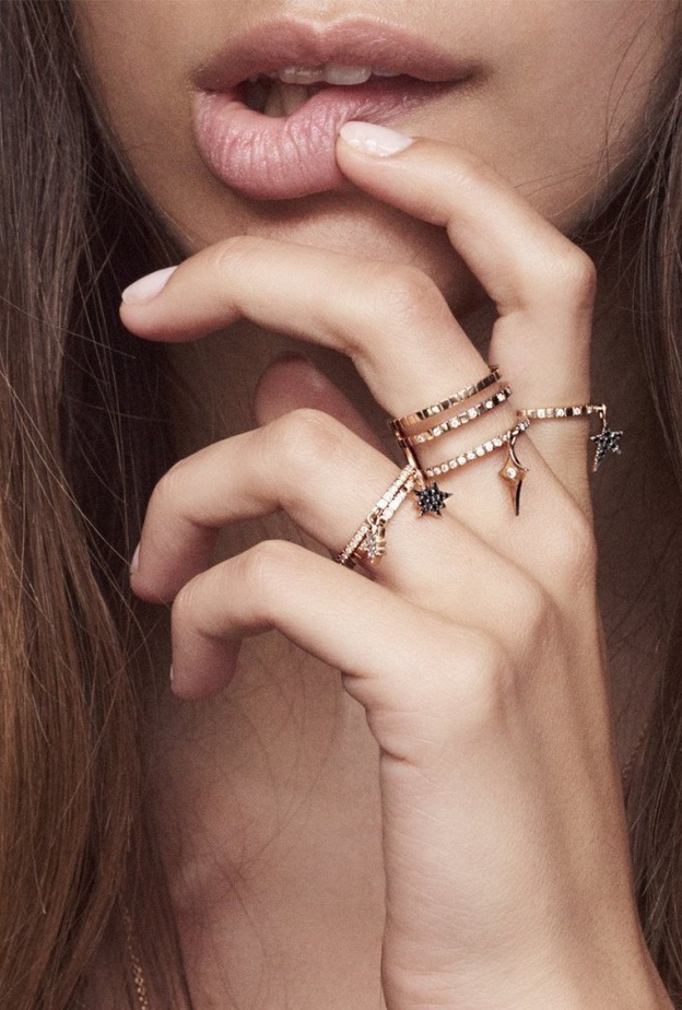  أناقتك العصرية مع تصاميم مجوهرات charms