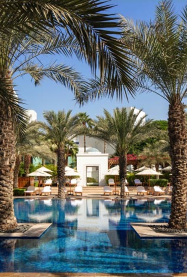 حوض السباحة 