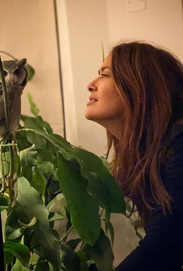 سلمى حايك تكشف يومياتها الطريفة مع "صديقتها" البومة