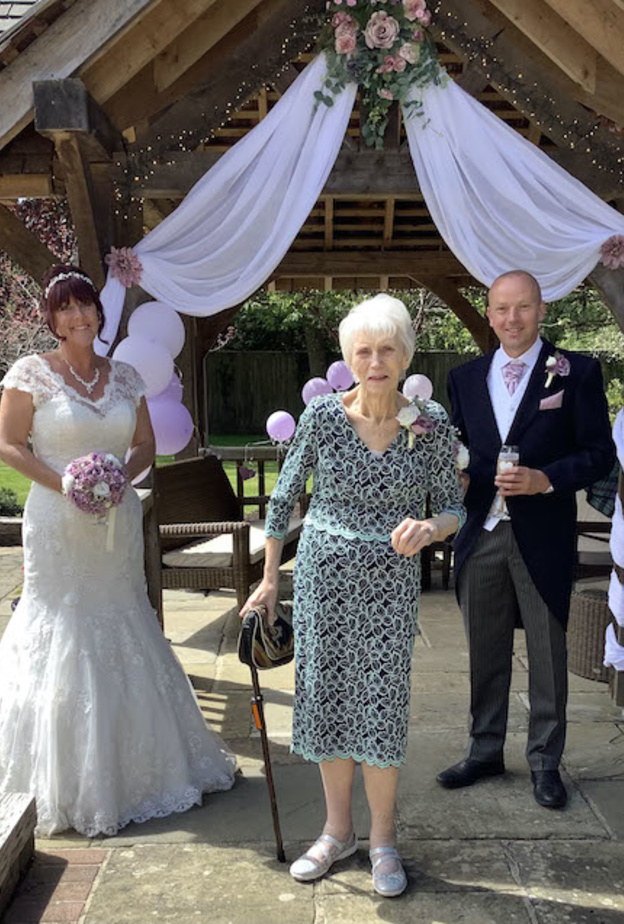  تزيين دار المسنين لإقامة حفل الزفاف