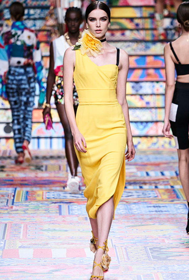 تنسيق اللون الاصفر موضة صيف 2021 من وحي Dolce&Gabbana
