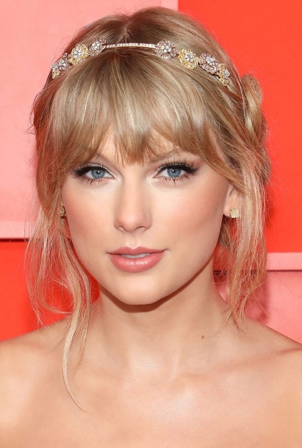  تسريحات الشعر الاشقر المرفوع من وحي Taylor Swift
