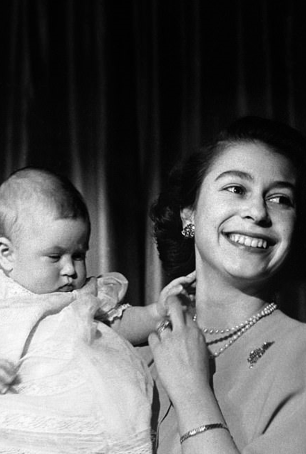 من إليزابيث إلى ليليبت ديانا.. ما هي القواعد الملكية المتبعة عند ولادة الطفل الملكي؟