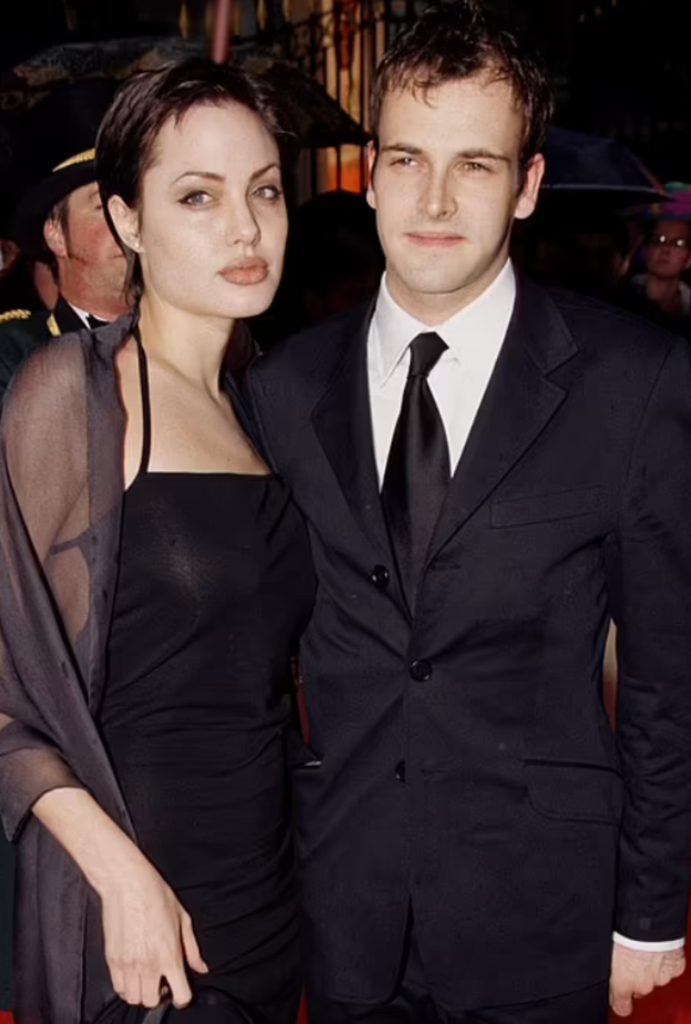  أنجلينا جولي و جوني لي ميلر