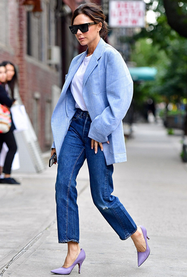 فيكتوريا بيكهام ترتدي بنطلون الجينز مع البلايزر الواسعة
