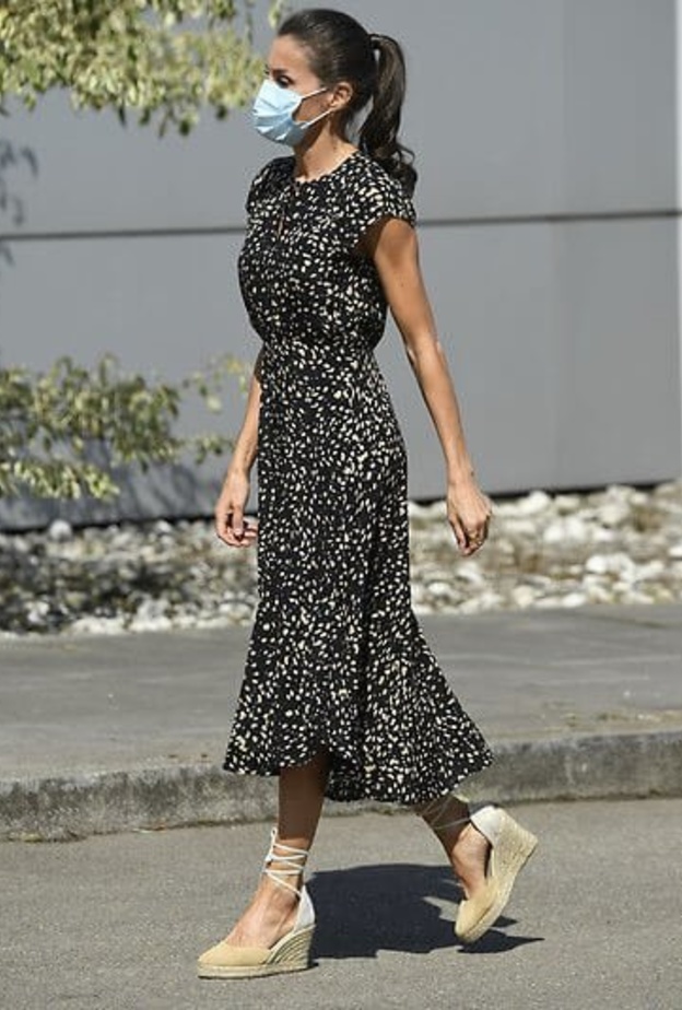 هل تبدو اكثر أناقة من السيدة الاولى لكوريا الجنوبية؟ خصوصاً أن فستان تلك الاخيرة غير مكوي