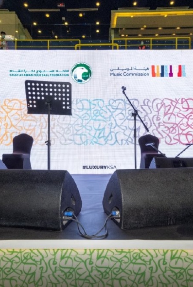 المسرح الخاص على عتبات مدرجات الدرجة الأولى لملعب مرسول بارك