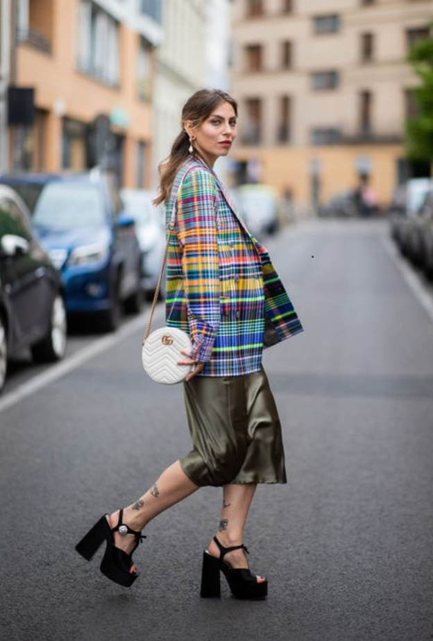 لتبديل الإنتباه عن البطن سلطي الأضواء على منطقة أخرى واختاري التنورة