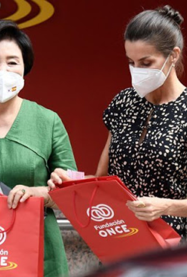 الملكة ليتيزيا والسيدة الكورية الأولى يزوران مقر مؤسسة ONCE Foundation