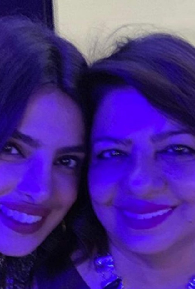 بريانكا تشوبرا وزوجها يهنئان والدتها بعيد ميلادها