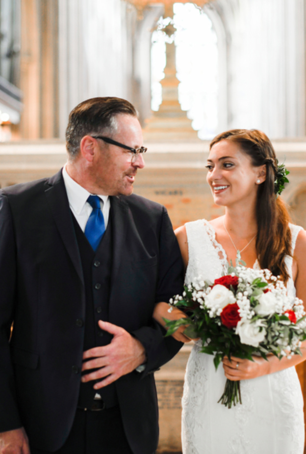 تنسيق اطلالة والد العروس مع ثيم الزفاف