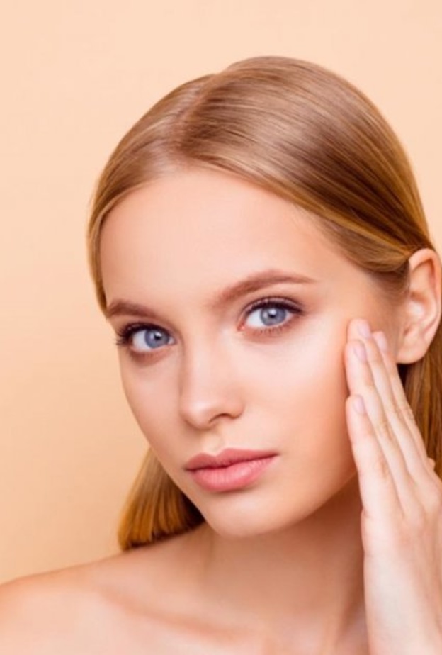 فوائد تنظيف البشرة يومياً بماء الورد والبابونج لبشرة نضرة في الصيف